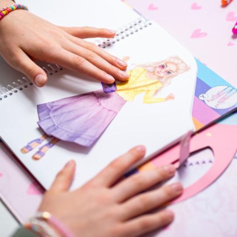 Libro de stickers y collage Dress me up Libro de stickers y collage Dress me up