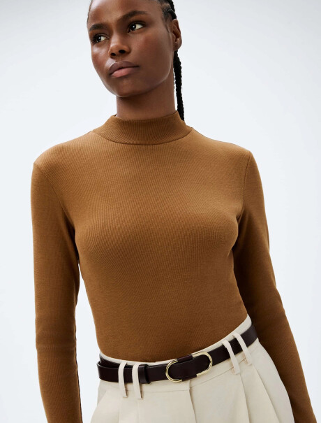 POLERA BÁSICA CON ELASTANO MARRÓN