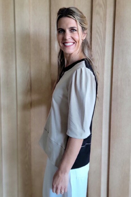 Remera Dalia Combinada beige con negro