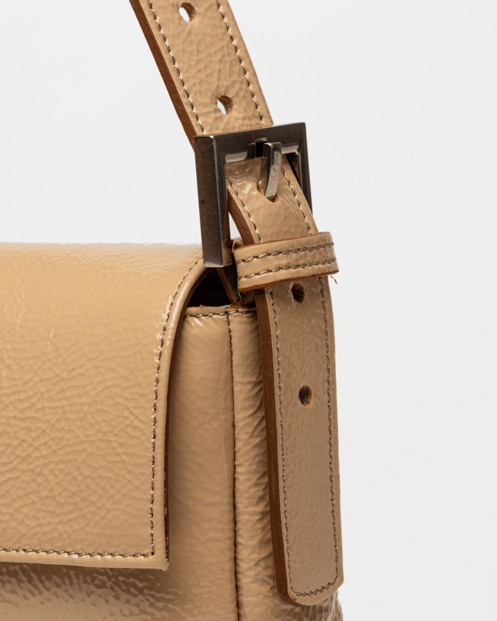 Cartera al hombro Signature en cuero charol Camel