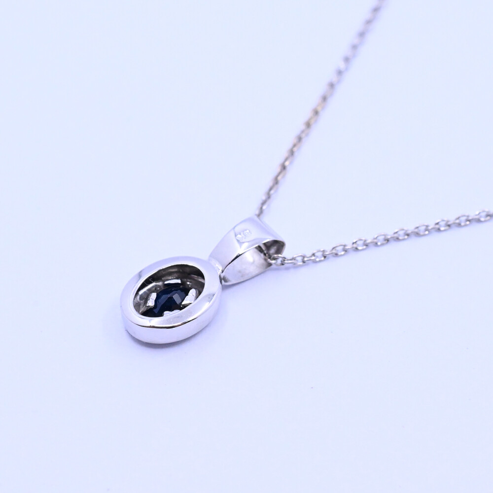 Colgante oro 18k blanco y zafiro azul oval. Colgante oro 18k blanco y zafiro azul oval.