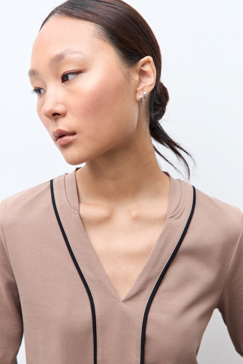 Remera con vivo en contraste tostado