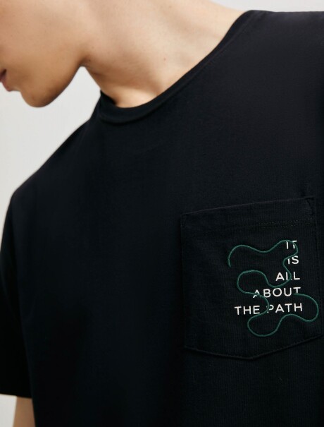 CAMISETA CON BORDADO MODELO REGULAR NEGRO