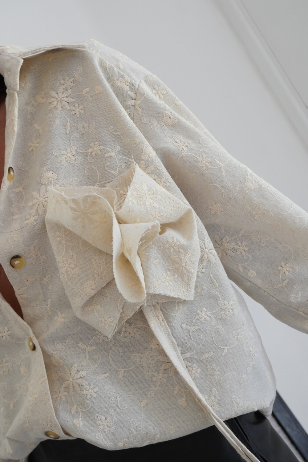 Rosette Embroidery Shirt Crudo