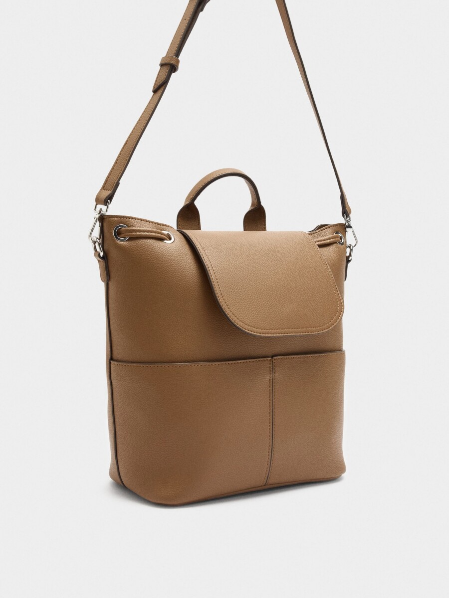 Mochila Con Textura Y Solapa camel