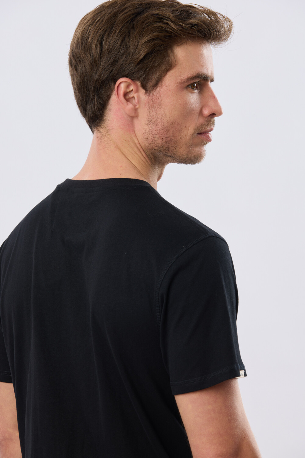 REMERA BÁSICA V DE ALGODÓN Negro