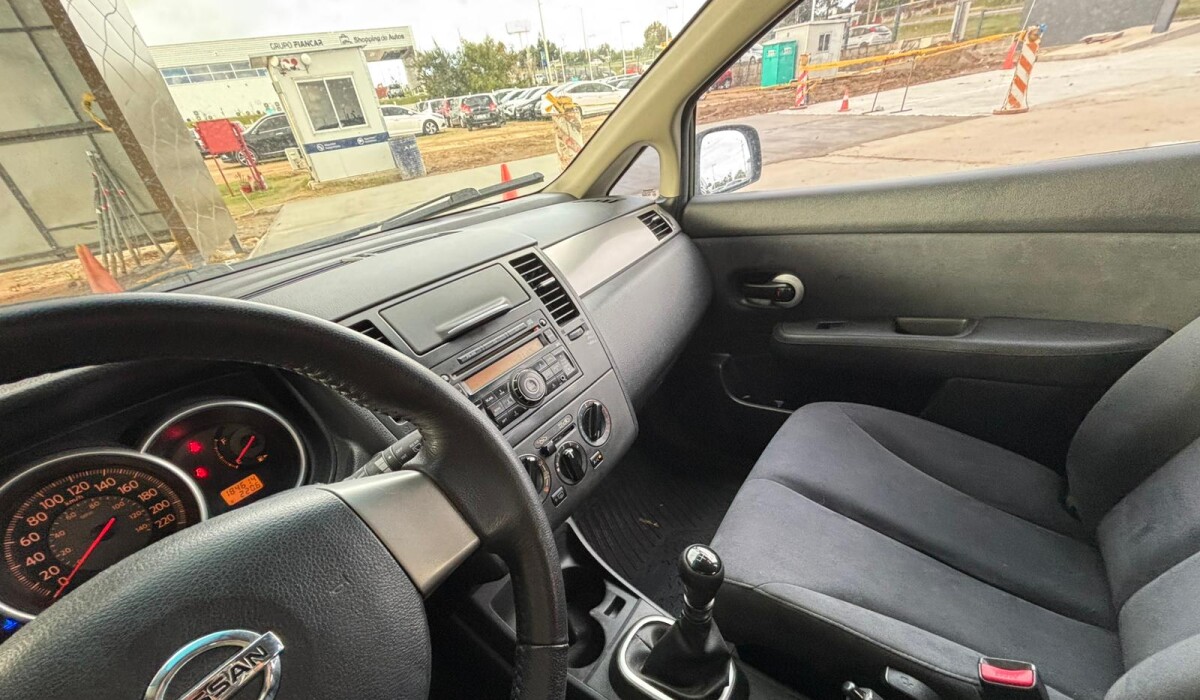 Nissan Tiida Estándar - 2010 Nissan Tiida Estándar - 2010