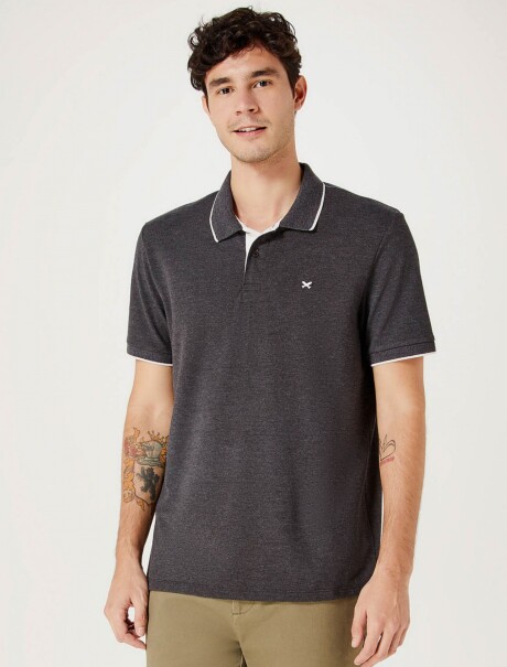 CAMISETA DE CUELLO CON BORDADO GRIS OSCURO
