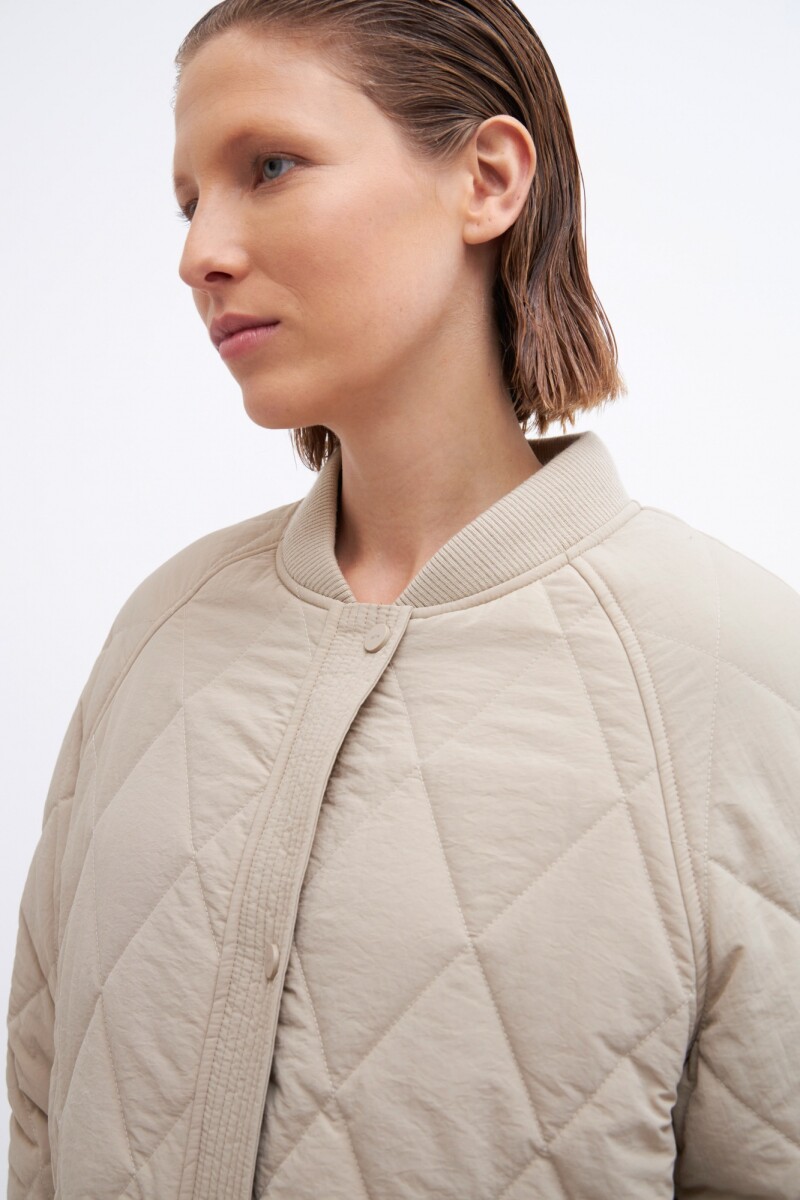 Campera capitoneada con cuello y puños tejidos beige