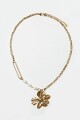 Collar acero con dije floral y perlas dorado
