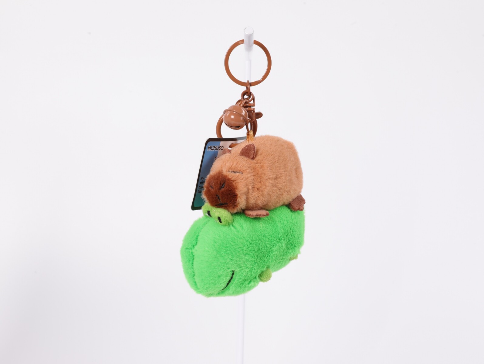 PELUCHE/LLAVERO CON CAPIBARA SOBRE UN COCODRILO 