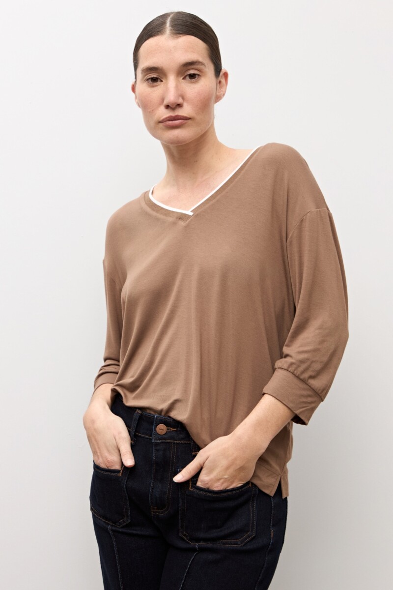 Remera escote V topo