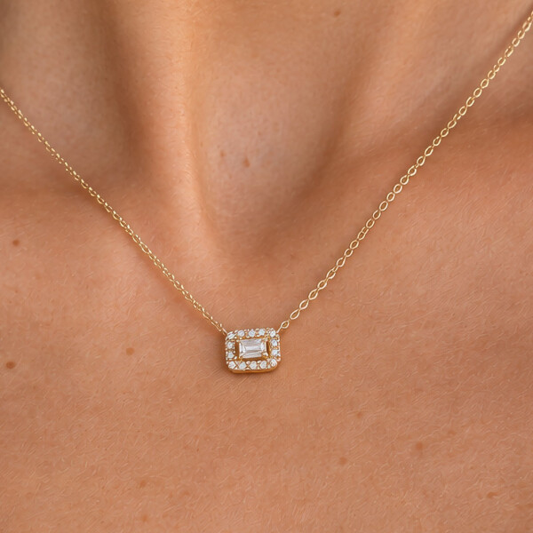 Colgante Fernanda H. en oro amarillo 18k con brillantes, incluye cadena. Colgante Fernanda H. en oro amarillo 18k con brillantes, incluye cadena.