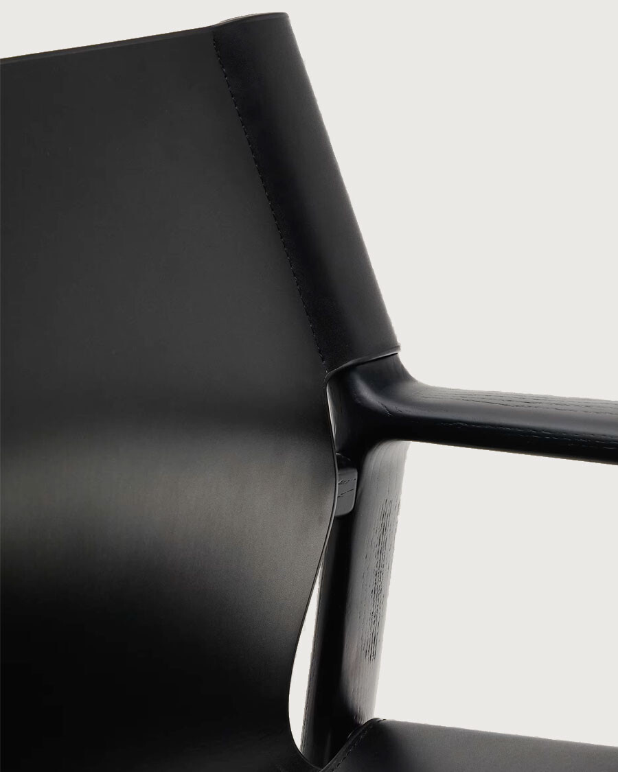 Butaca Jan de fibras de cuero reciclado reciclado negra y madera maciza de fresno con acabado negro FSC 100%