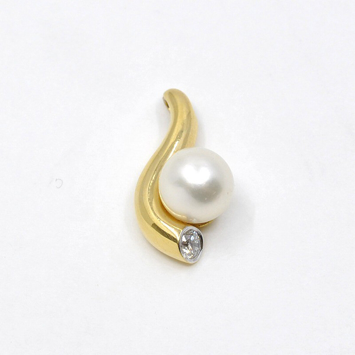 Dije en oro 18k con brillante y perla 