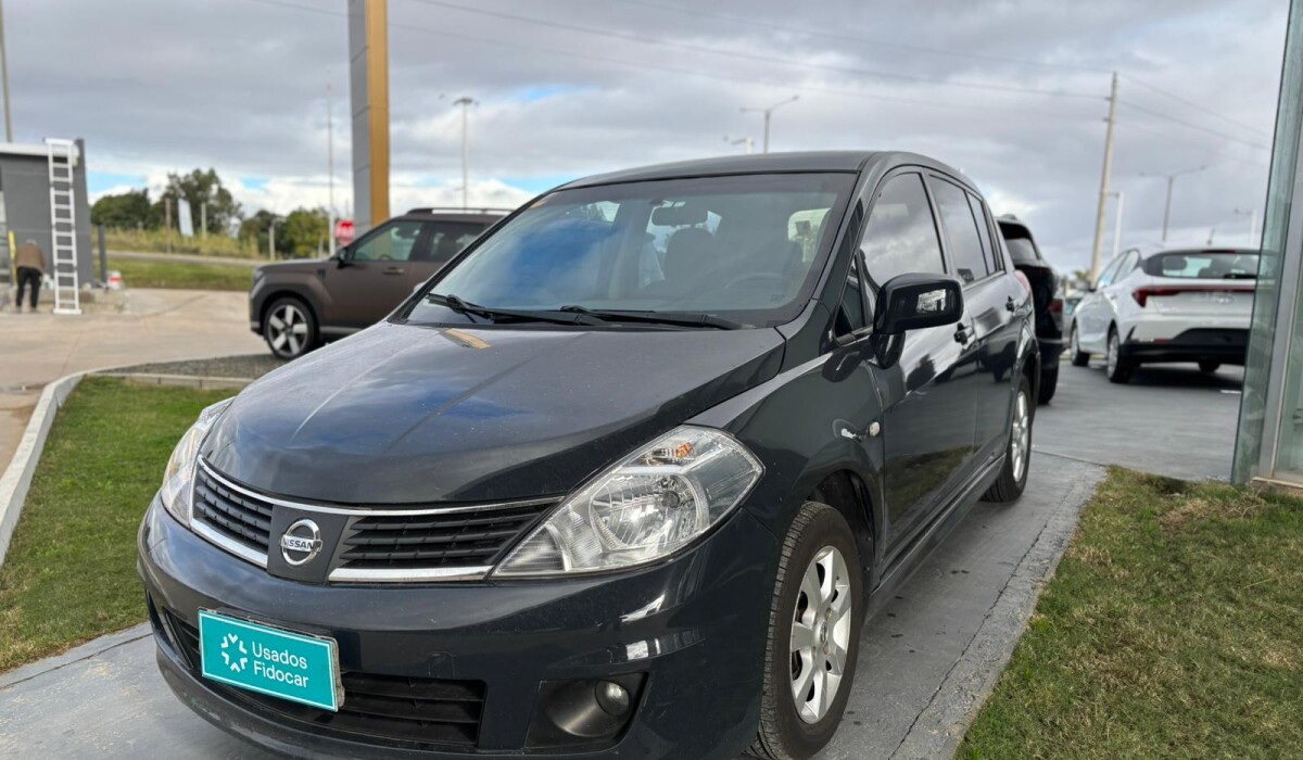 Nissan Tiida Estándar - 2010 Nissan Tiida Estándar - 2010