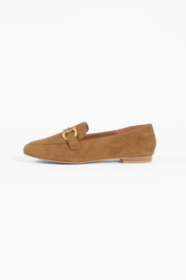 Mocasín de suede con hebilla tostado