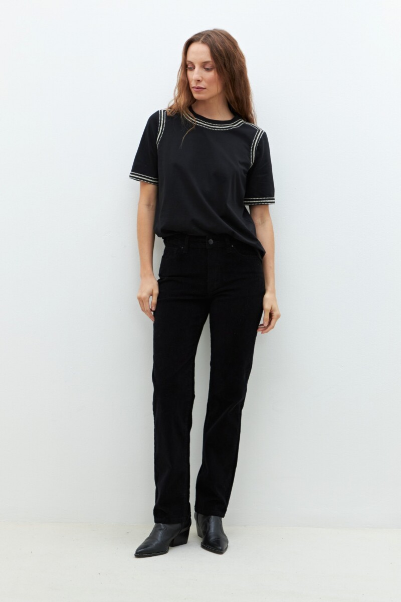 Remera con bordados en contraste negro