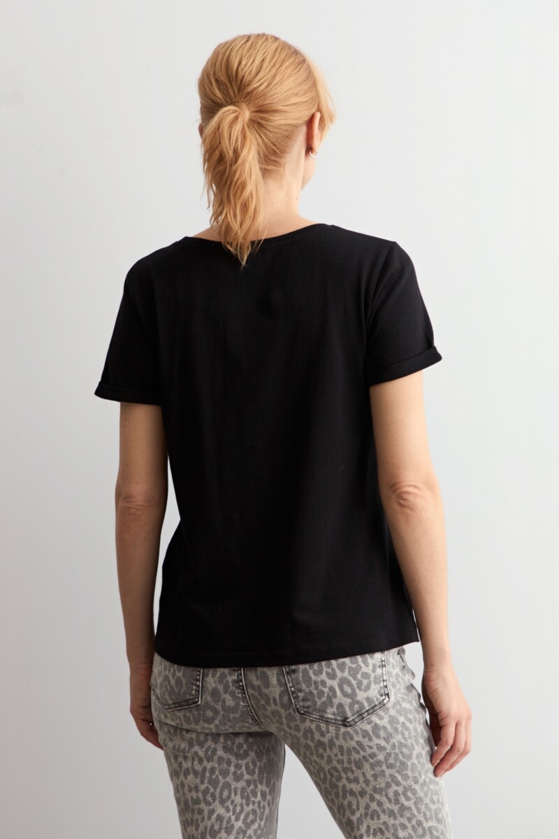 Remera escote a la base negro
