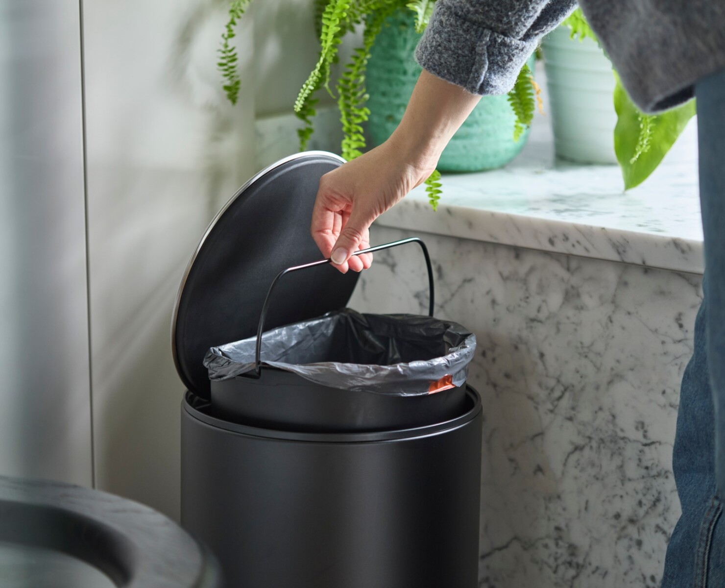 Papelera con Pedal 10 L Negra Joseph Joseph Arc™- PREVENTA 