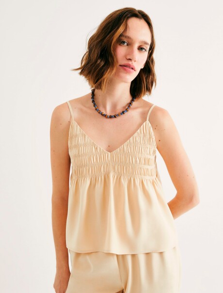 BLUSA CON ESCOTE BEIGE