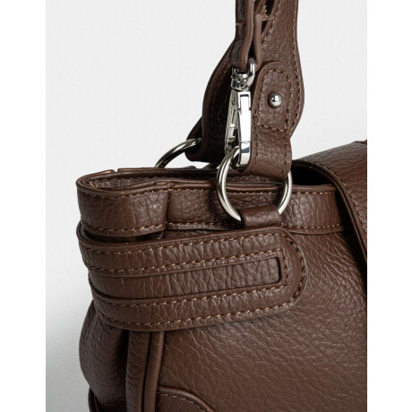 Bandolera Con Charm Marron Oscuro