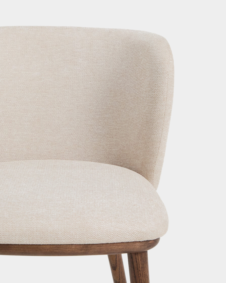 Taburete Ciselia chenilla beige y patas de madera maciza fresno acabado tono nogal FSC Mix Credit 65cm Taburete Ciselia chenilla beige y patas de madera maciza fresno acabado tono nogal FSC Mix Credit 65cm