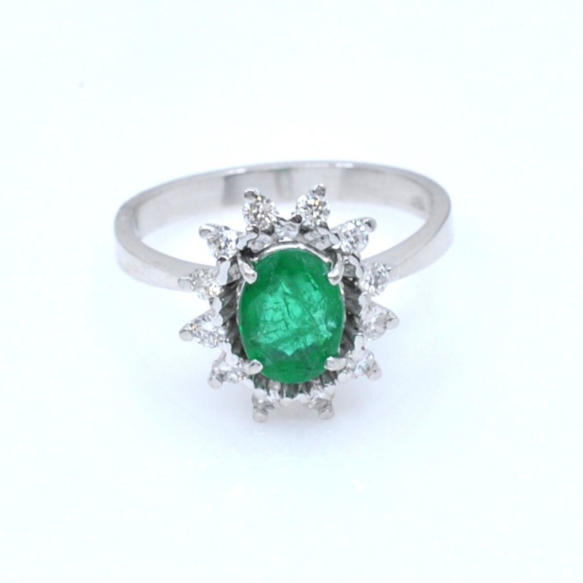 Anillo en oro 18k blanco con esmeralda central y brillantes 
