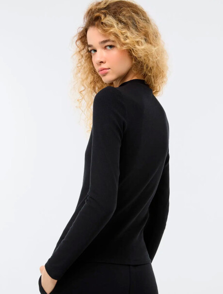 BLUSA DE CUELLO ALTO ACANALADO NEGRO