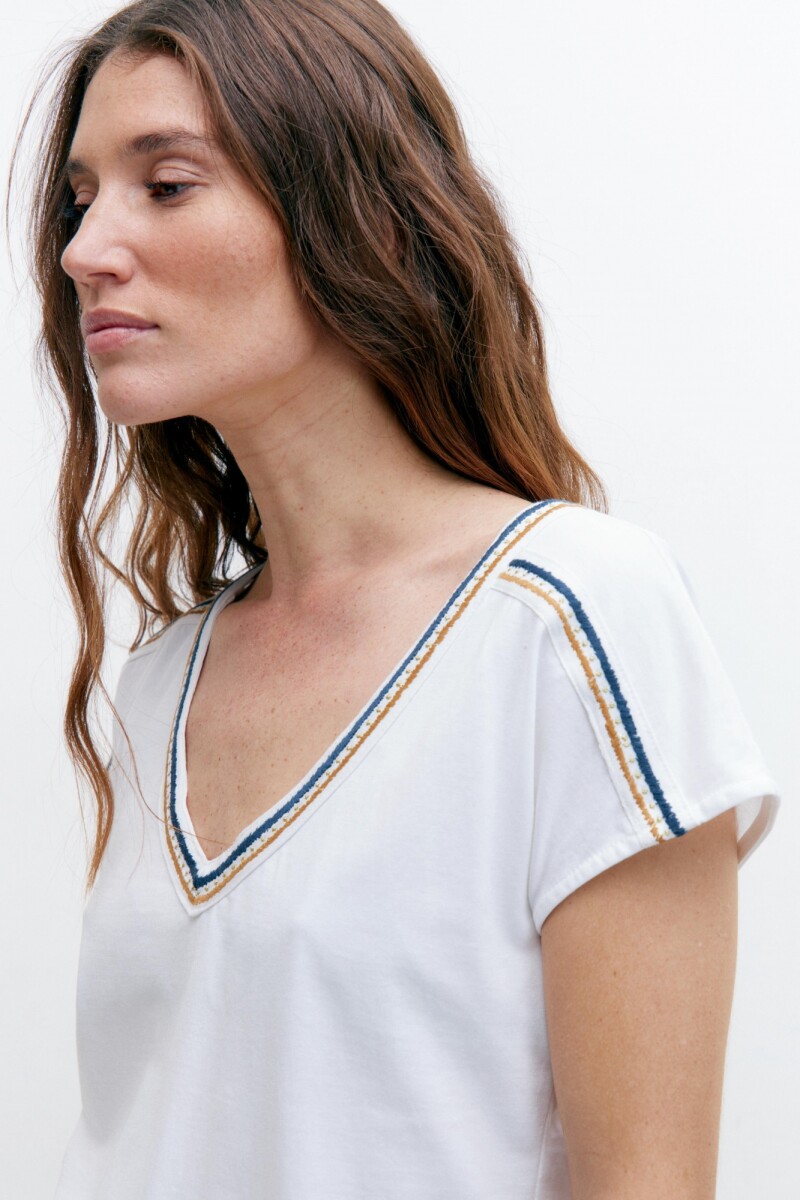 Remera escote V con bordados blanco