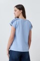 Remera con bordado en hombros celeste melange