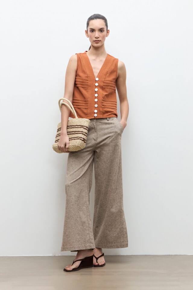 Blusa con alforzas lacre