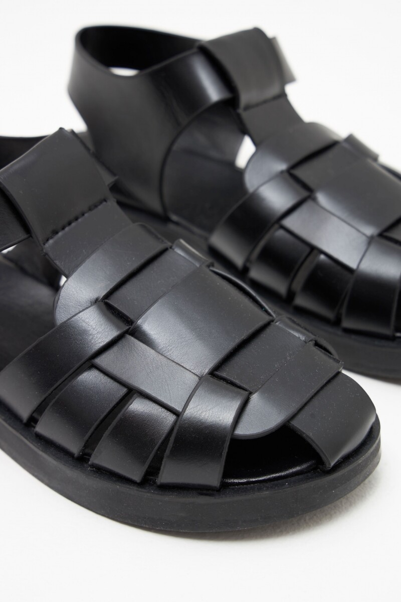 Sandalia con tiras negro
