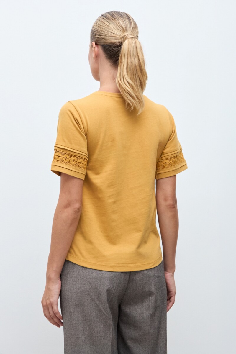 Remera con puntilla ocre