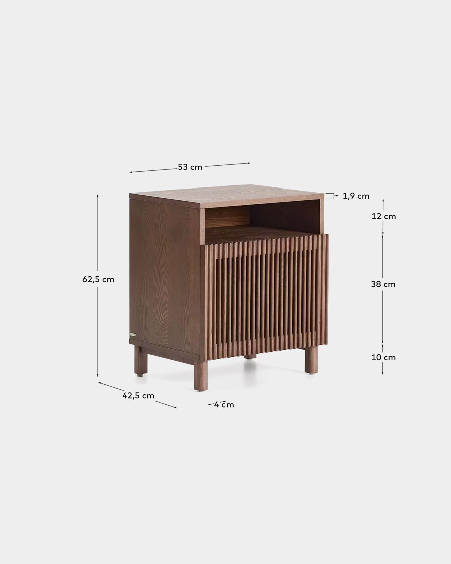 Mesita de noche Beyla de chapa y madera maciza de fresno con acabado tono nogal 53 x 62,5 cm Mesita de noche Beyla de chapa y madera maciza de fresno con acabado tono nogal 53 x 62,5 cm
