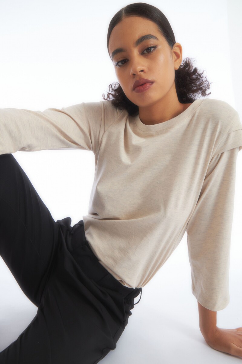 Remera escote base con detalle en hombros beige melange