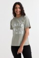 Remera m/c estampada colección Urbana VERDE OLIVA