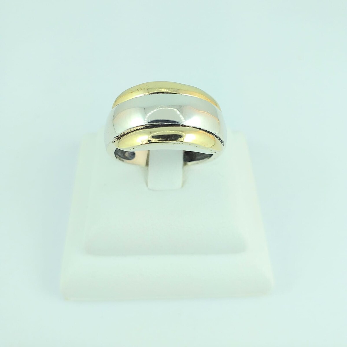 Anillo de plata 925 con doublé en oro 18 ktes. Medidas: diámetro interno 17 mm, ancho superior 1 cm. 