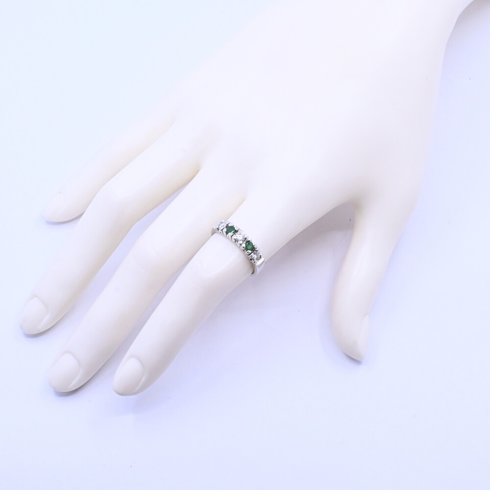 Anillo medio sin fin oro 18k blanco con esmeraldas y brillantes. Anillo medio sin fin oro 18k blanco con esmeraldas y brillantes.