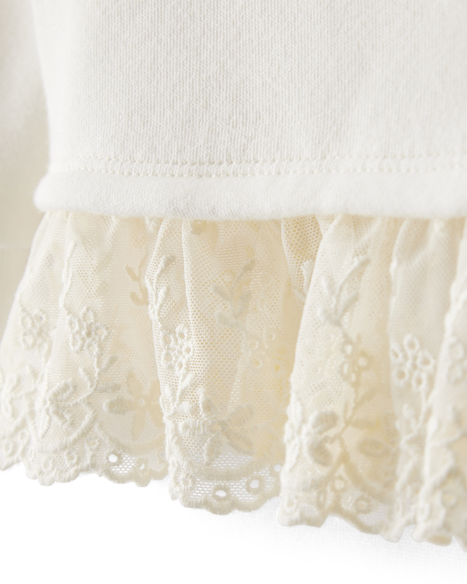 Remera de algodón, con volado de encaje, marfil Sin color