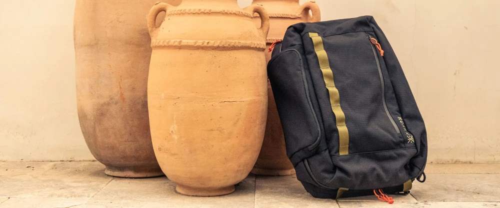 Mochila de viaje Roark 3 Day Fixer 35L negra en uso lifestyle durante un viaje