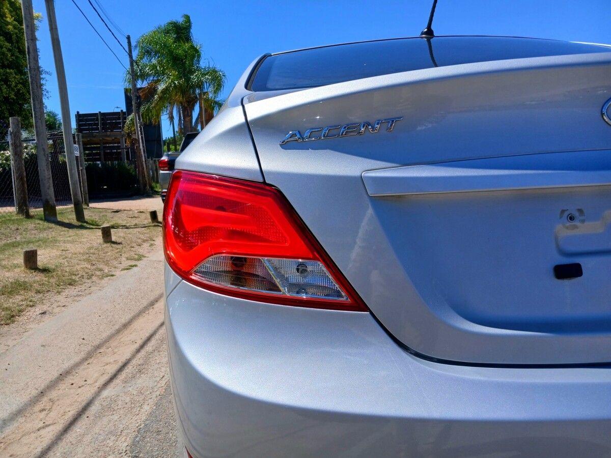 Hyundai Accent GL 1.4 EXCELENTE ESTADO! | Permuta / Financia Hyundai Accent GL 1.4 EXCELENTE ESTADO! | Permuta / Financia