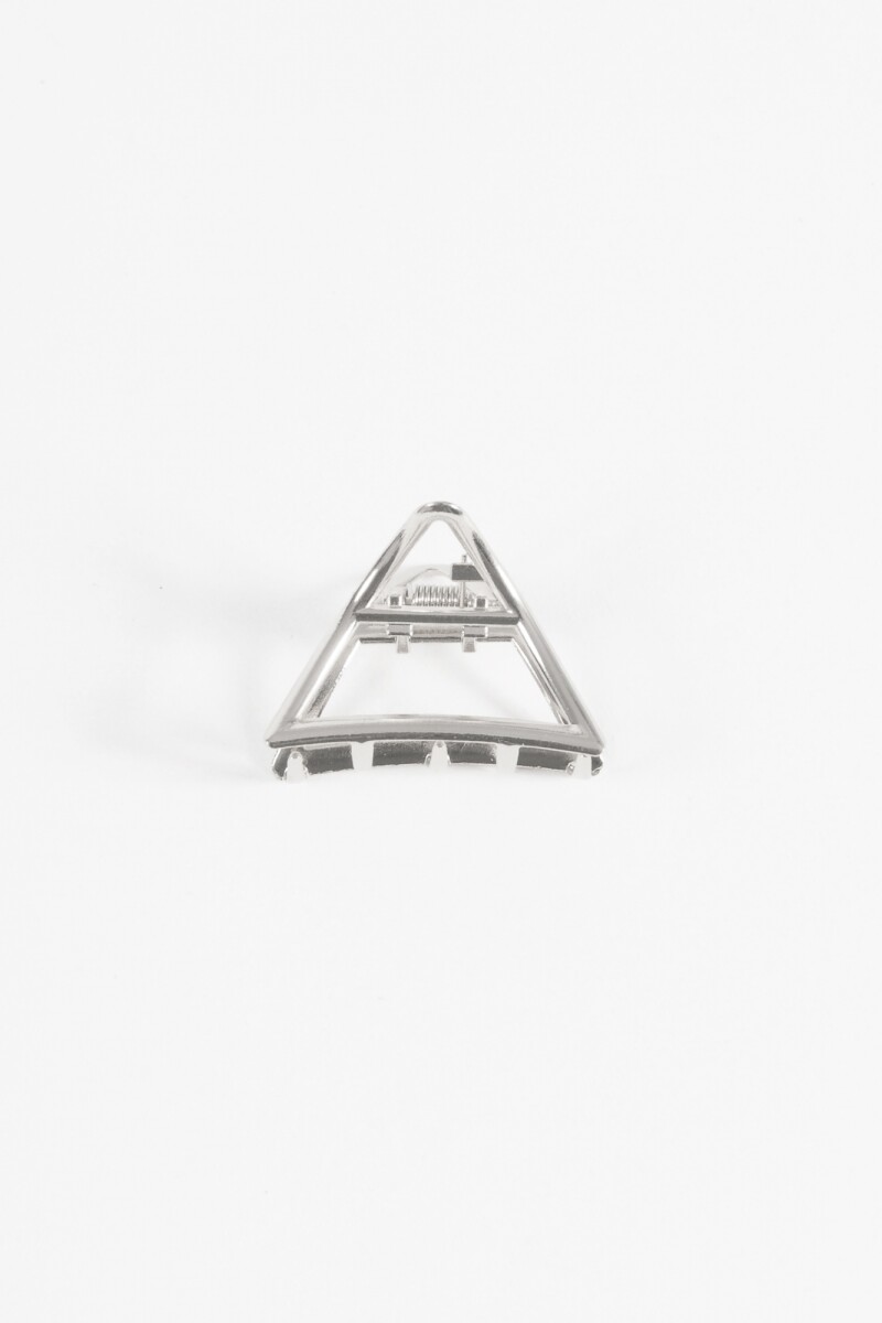 Broche metálico triangular plateado