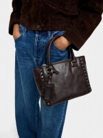 Bolso Tote Con Tachuelas marron