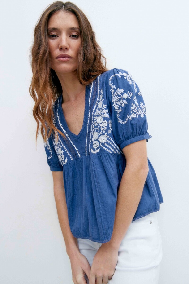 Blusa boho bordada azul