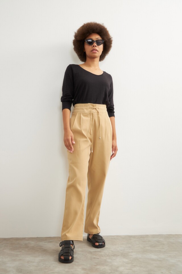 Pantalón con pinzas beige