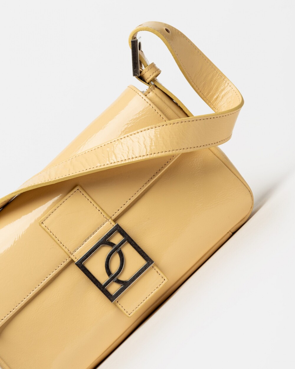 Cartera al hombro Signature en cuero charol Vainilla