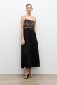 Maxi vestido con bordado negro