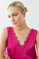 Top satinado escote V con encaje fucsia