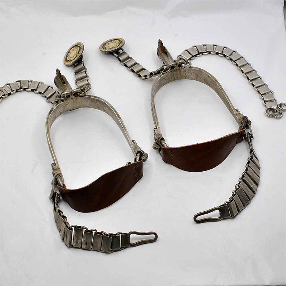 Par De Espuelas En Metal, Plata, Cuero Y Oro Par De Espuelas En Metal, Plata, Cuero Y Oro